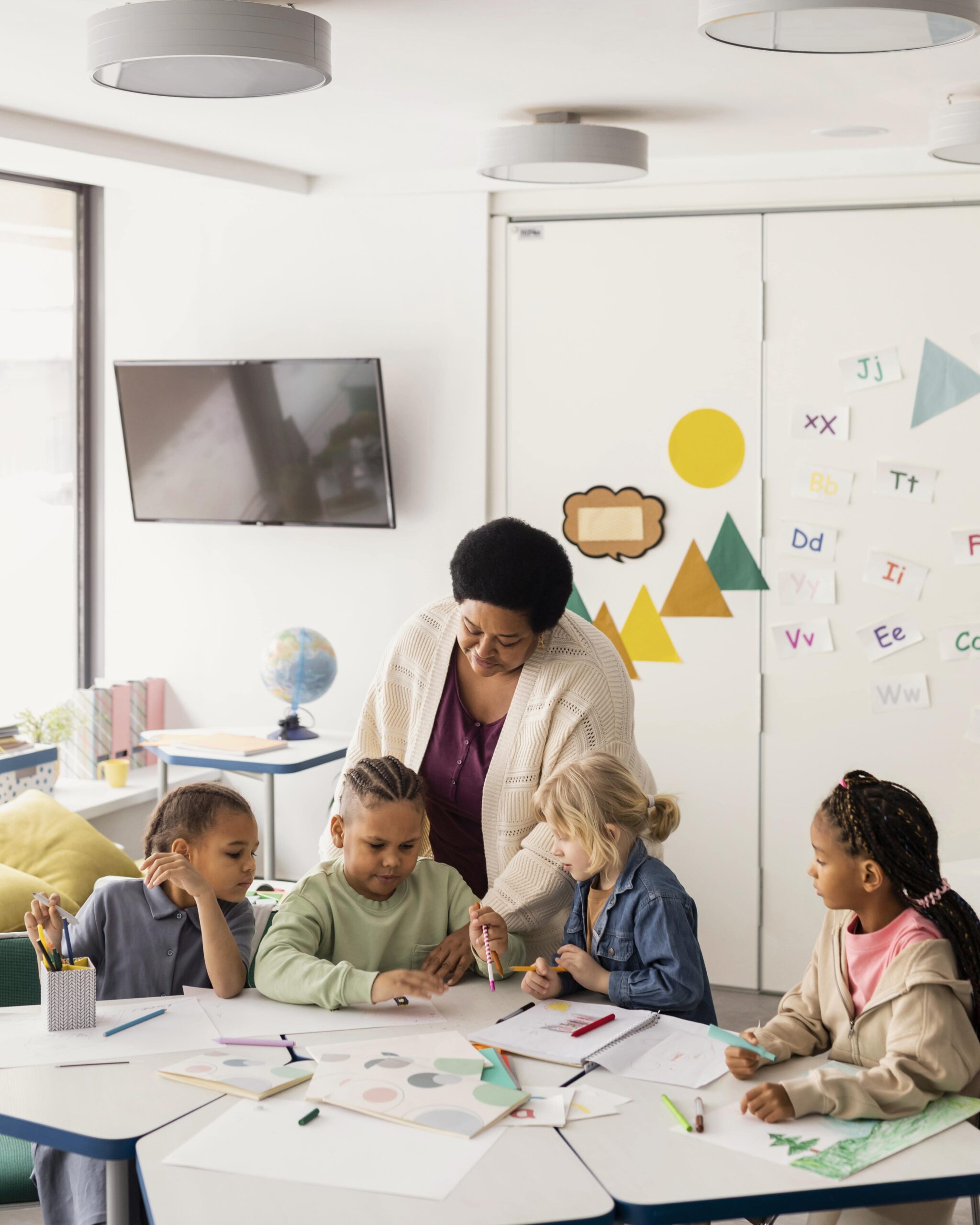children-drawing-together-classroom-min